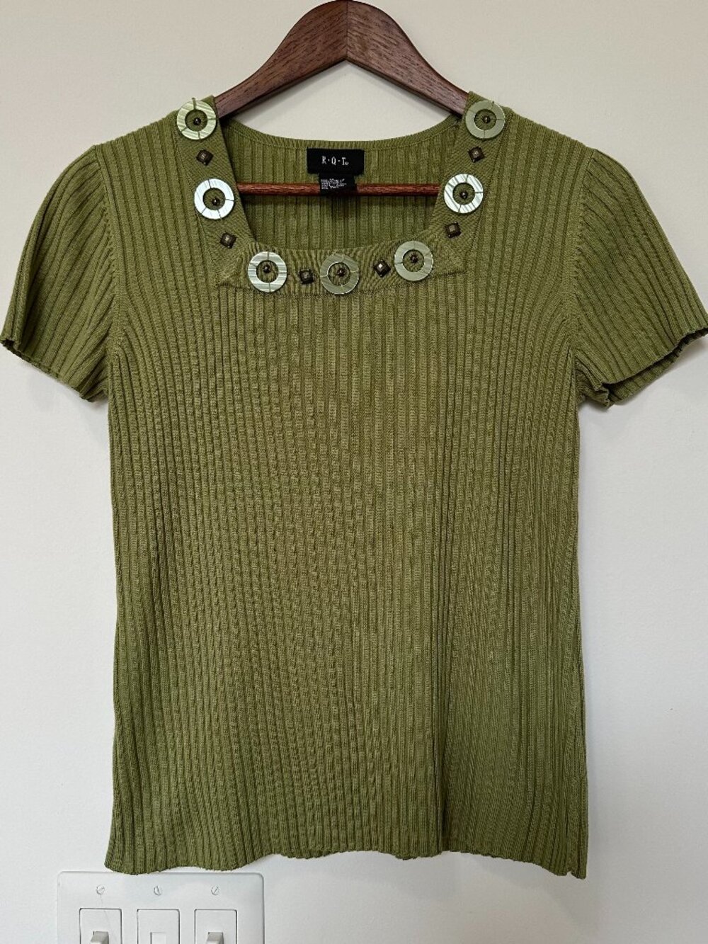 RQT Y2K Olive Green Ribbed Short Sleeve Top with Beaded Neckline size M 💚 ✨
